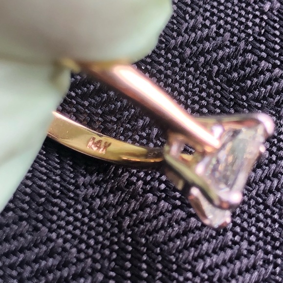 1.58 Carat Radiant Cut Diamond in 4 Prong Mounting 14 K White/Yellow Gold Ring - Picture 8 of 9